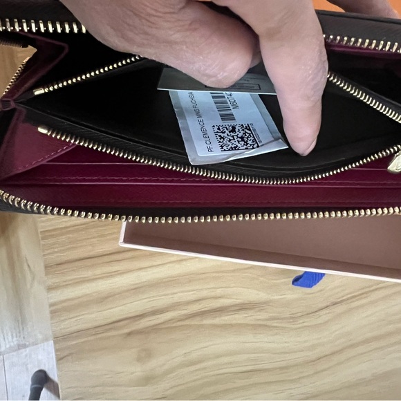 Brand New Louis Vuitton Wallet - Picture 6 of 7